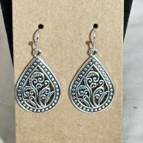 2/$20 Silver tone water droplet filigree floral hook earrings NWOT - Picture 3 of 11